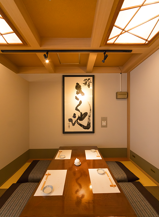 ゆったりと座れるテーブル席